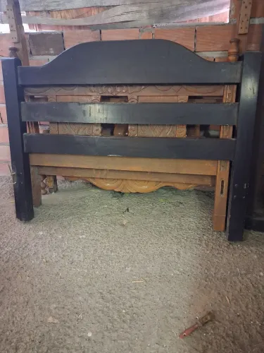Vende se cabeceira de cama casal de madeira usada. Nao entrego.