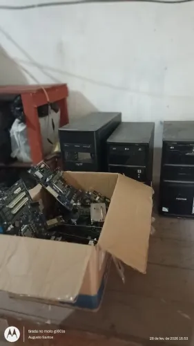 Vendo várias peças de computador com gabinetes