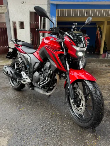 Fazer 250 2025 zerada nada pra fazer moto na garantia 2 revisões feitas na Yamaha.