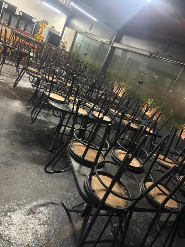 Mesas e cadeiras