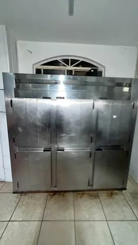 Vende-se geladeira industrial 6 portas