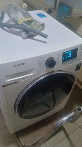 Máquina de lavar roupa Samsung inverter   (.  Lava e seca)precisando de um pequeno reparo 