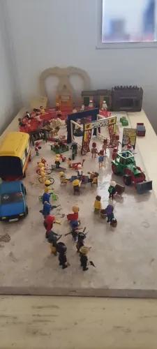 Playmobil  circus completo, mais ciclistas, policiais,  enfermeiros,  entre outros