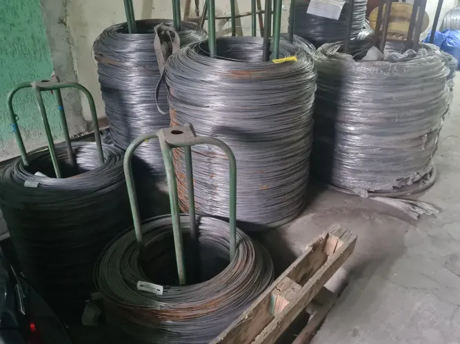 Vendo lote de Arames aproximadamente 17 toneladas  de arame de aço 1.80mm/2.20mm1060 belgo
