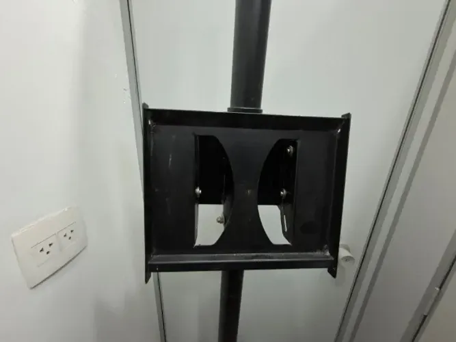 Suporte em  pedestal para TV com fixação no chão gira 360 graus