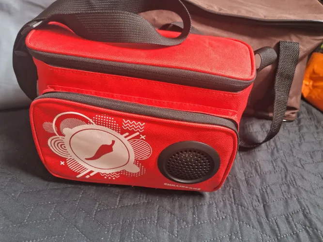 Bolsa térmica com caixa de som via Bluetooth