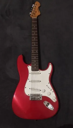 Guitarra Stratocaster vermelha usada