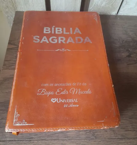 Bíblia de estudo com anotações do Bispo Edir Macedo
