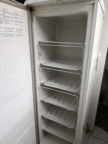 Freezer vertical Electrolux c/ Ajuste de Temperatura Geladeira