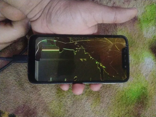 Celular Motorola G7 play com defeito na tela e bateria ?
