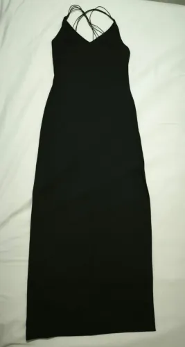 Vestido preto com decote nas costas