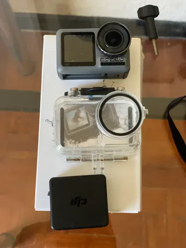 câmera de ação dji osmo action 4k c/ defeito , entrou água e nao sei se tem conserto