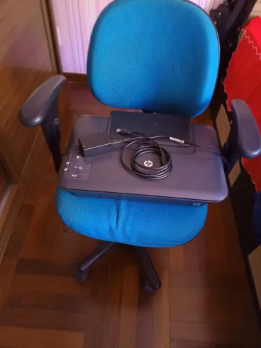 Cadeira de escritório e impressora