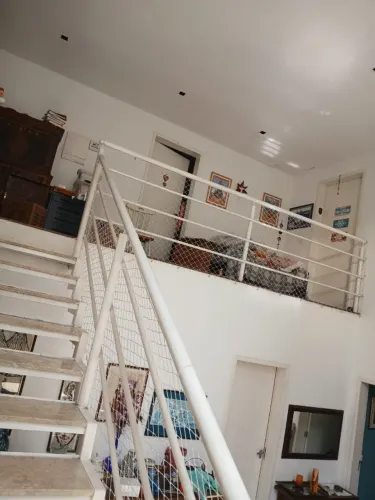Escada metálica vazada com degraus em travertino 3 x 1,20 + guarda corpo