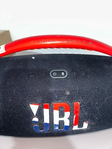 Vendo uma jbl boombox 3 levei nô técnico eles falou que foi fonte de alimentação