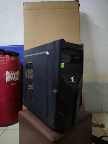 Gabinete Mid Tower AORUS