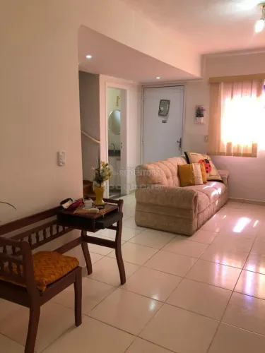 Venda de Casa em Condomínio localizada no Bairro Jardim Caparroz/Condomínio Mon Village.