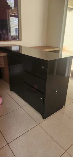 2 mesas de escritorio, um balcao é uma cadeira de couro 