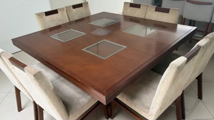 Vendo jogo de mesa de jantar com 8 cadeiras
