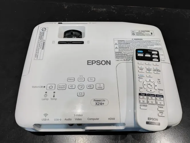 Projetor Epson PowerLite X24+ pouco usado