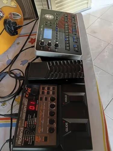 Uma banda em um só lugar pedaleira roland gr20 módulo roland bk7m