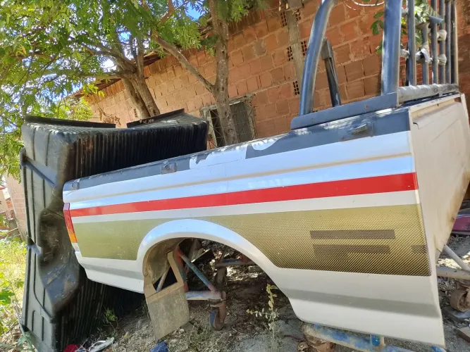 Carroceria de ferro da F 1000 perfeita