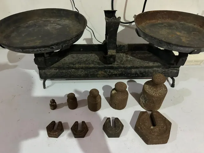 VENDO BALANÇA ANTIGA DE FERRO - ESTILO VINTAGE