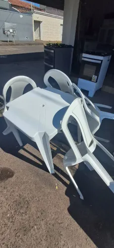 Mesa plástico e 4 cadeira ...