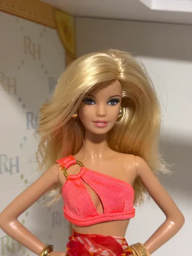 Boneca Barbie Basics Praia