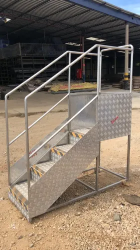 ESCADA DE INOX NÃO FERROSO COM ALUMÍNIO 1,49 COMP X 0,60 LARG X 1,70 ALT X 46,6 KG