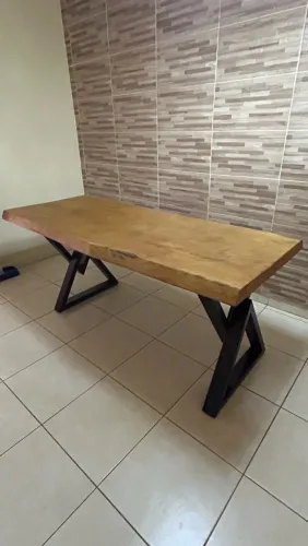 Mesa de madeira maciça com estrutura metálica