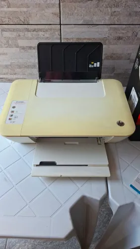 Impressora HP 1516 funcionando perfeitamente. Só se encontra sem a fonte de rede elétrica.