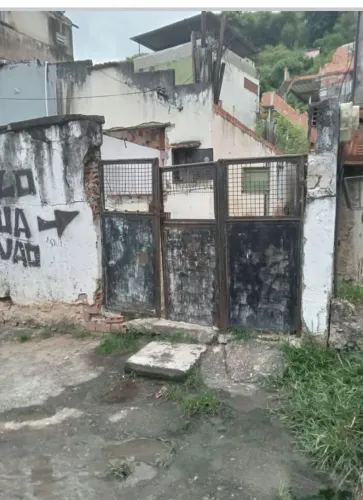 Terreno e casa desativado