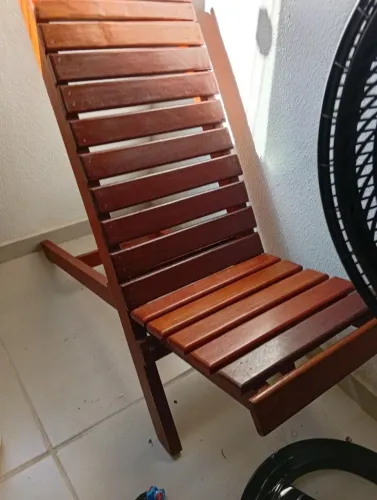 Estou vendendo está cadeira de madeira