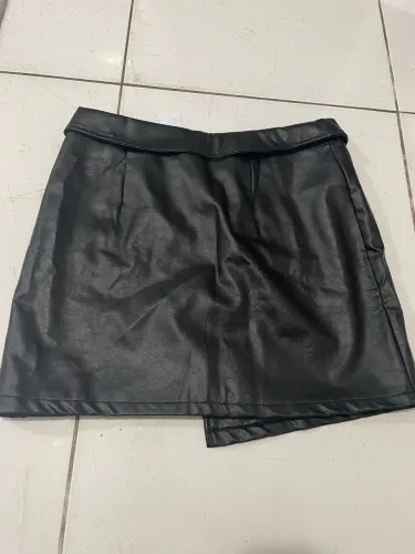 Vendo linda saia em couro nova TAM G
