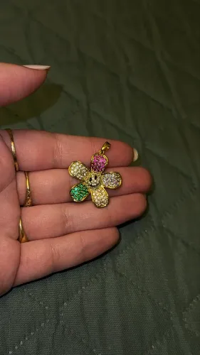 Pingente de flor em pedrarias maravilhoso