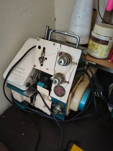 Máquina overloque sequinha