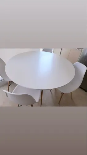 Conjunto mesa com quatro cadeiras linda.