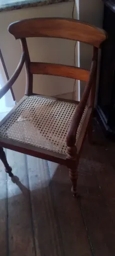 Cadeira de madeira em lavanda com acento de palha
