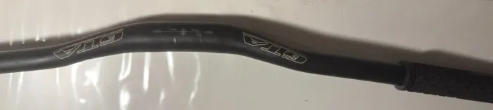 Guidon mountain bike 700mm / 31,8 mm com manopla