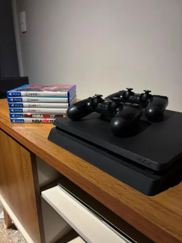 PS4 Slim 1TB + 2 Controles Originais + 6 Jogos Físicos | Excelente Estado