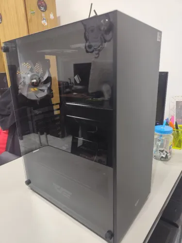 Gabinete gamer com lateral de vidro e 3 fans que controla cores