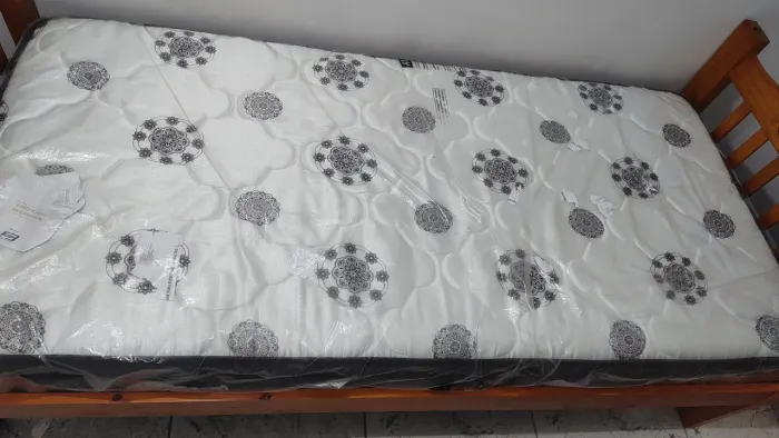 Colchão no plástico, pouco uso, 8 meses de comprado. NÃO ENTREGO!