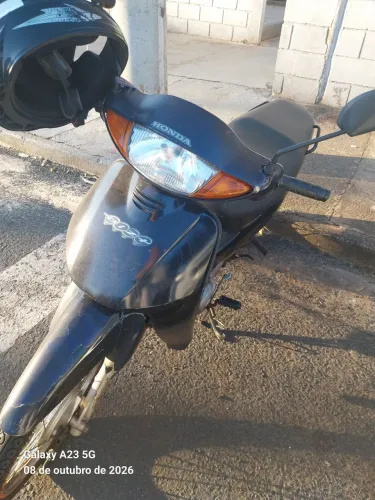 Vendo biz 100 partida e pedal .6.500 .falar com *