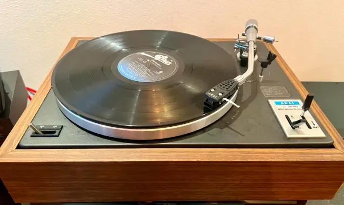 Toca Discos AKAI AP-002 + Shure - Semi Automático - Revisado
