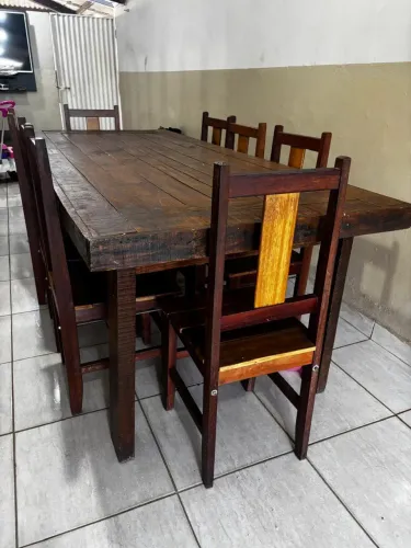 Mesa de jantar de madeira rústica com 8 cadeiras 