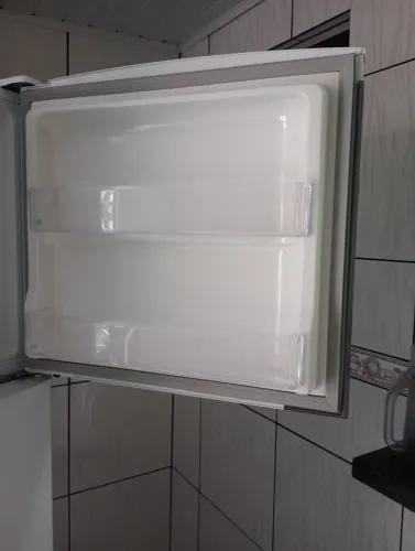 Geladeira Frost fee com defeito,ela resfria mas não congela