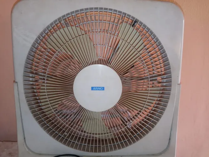 Vende-se ventilador para tirar peças.