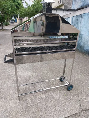 Churrasqueira para espetinho com chaminé, rodinha e puxador em aço inox