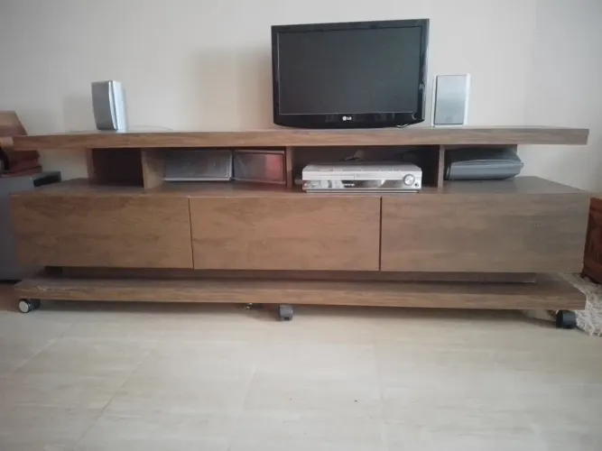 Rack de msdeira para TV